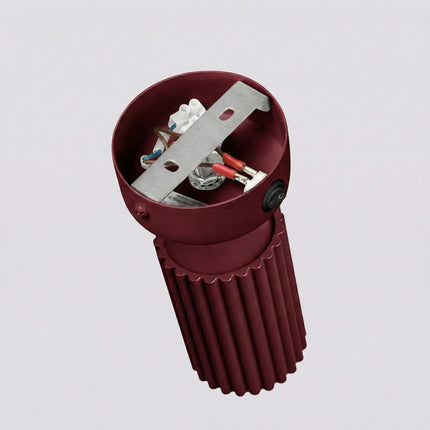 Applique Murale Orientable Oslo avec Interrupteur en Aluminium Cannelé Bordeaux, packshot de trois quarts