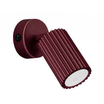 Applique Murale Orientable Oslo avec Interrupteur en Aluminium Cannelé Bordeaux, packshot sur fond blanc