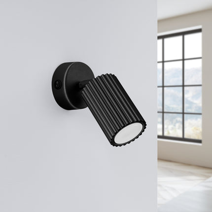 Applique murale orientable Oslo avec interrupteur noir, vue en situation