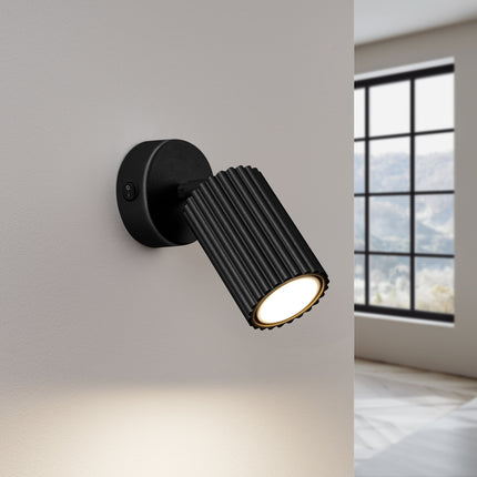 Applique murale orientable Oslo avec interrupteur noir, lumière allumée