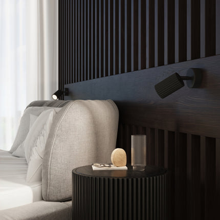 Applique murale orientable Oslo avec interrupteur noir, au-dessus d'un plan de travail