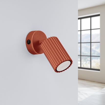 Applique murale orientable Oslo avec interrupteur rouge ocre, vue en situation