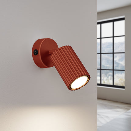Applique murale orientable Oslo avec interrupteur rouge ocre, lumière allumée