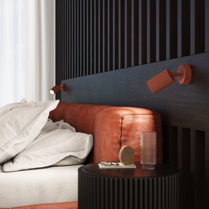 Applique murale orientable Oslo avec interrupteur rouge ocre, au-dessus d'un plan de travail