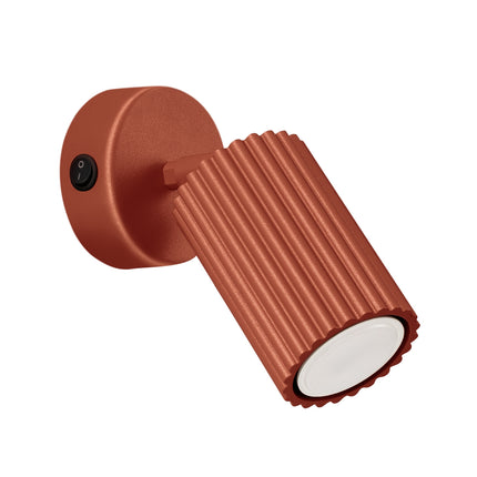Applique murale orientable Oslo avec interrupteur rouge ocre, packshot sur fond blanc