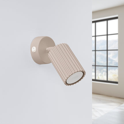 Applique Murale Orientable Oslo avec Interrupteur en Aluminium Cannelé Taupe, vue en situation