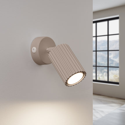 Applique Murale Orientable Oslo avec Interrupteur en Aluminium Cannelé Taupe, lumière allumée