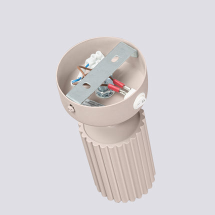 Applique Murale Orientable Oslo avec Interrupteur en Aluminium Cannelé Taupe, vue sur fond coloré