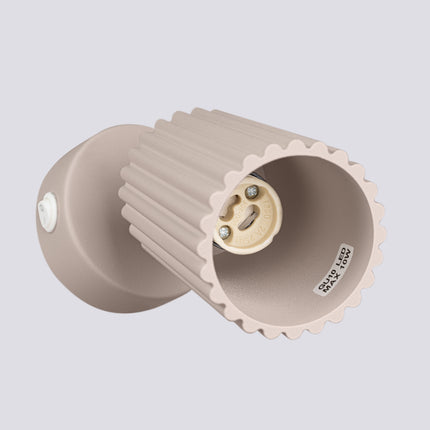 Applique Murale Orientable Oslo avec Interrupteur en Aluminium Cannelé Taupe, packshot de trois quarts