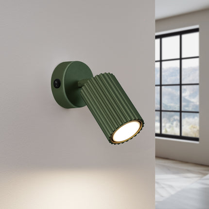 Applique murale orientable Oslo avec interrupteur vert olive, lumière allumée