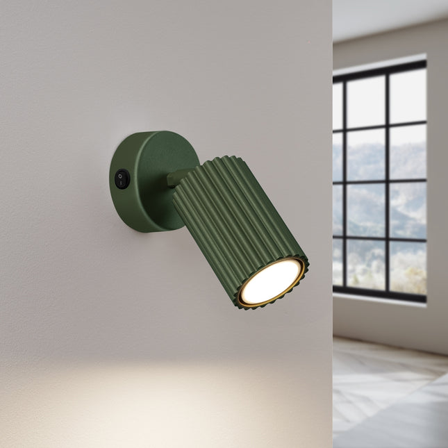 Applique murale orientable Oslo avec interrupteur vert olive, lumière allumée