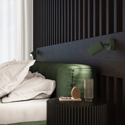 Applique murale orientable Oslo avec interrupteur vert olive, au-dessus d'un plan de travail