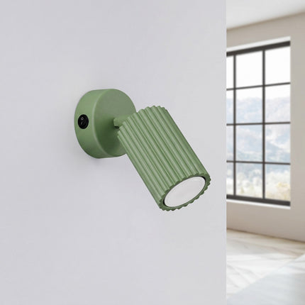 Applique Murale Orientable Oslo avec Interrupteur en Aluminium Cannelé Vert Sauge, vue en situation
