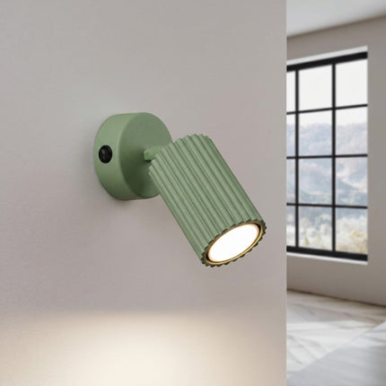 Applique Murale Orientable Oslo avec Interrupteur en Aluminium Cannelé Vert Sauge, lumière allumée