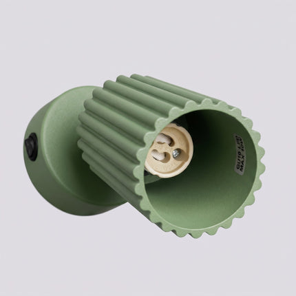 Applique Murale Orientable Oslo avec Interrupteur en Aluminium Cannelé Vert Sauge, vue sur fond coloré