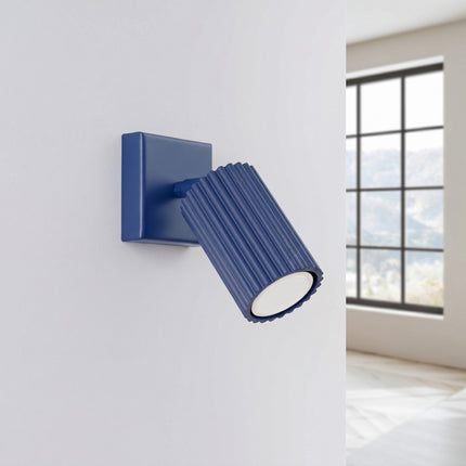 Applique murale orientable Oslo bleu outremer, vue en situation sur fond clair