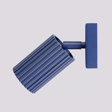 Applique murale orientable Oslo bleu outremer, packshot de trois quarts