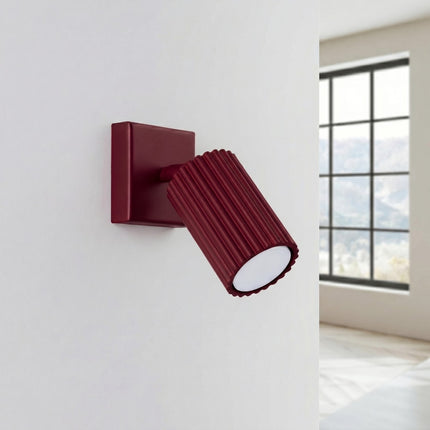 Applique murale orientable Oslo bordeaux, vue en situation sur fond clair