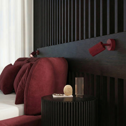 Applique murale orientable Oslo bordeaux au-dessus d'un plan de travail