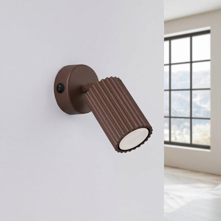Applique Murale Orientable Oslo en Aluminium Cannelé Brun Chocolat, vue en situation