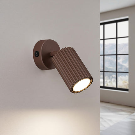 Applique Murale Orientable Oslo en Aluminium Cannelé Brun Chocolat, lumière allumée