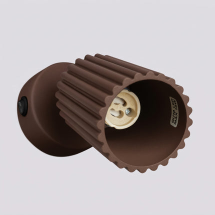 Applique Murale Orientable Oslo en Aluminium Cannelé Brun Chocolat, vue sur fond coloré