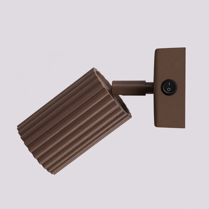 Applique Murale Orientable Oslo en Aluminium Cannelé Brun Chocolat, vue de détail