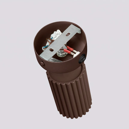 Applique Murale Orientable Oslo en Aluminium Cannelé Brun Chocolat, packshot de trois quarts
