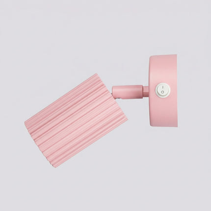 Applique Murale Orientable Oslo en Aluminium Cannelé Rose Poudré, vue sur fond coloré