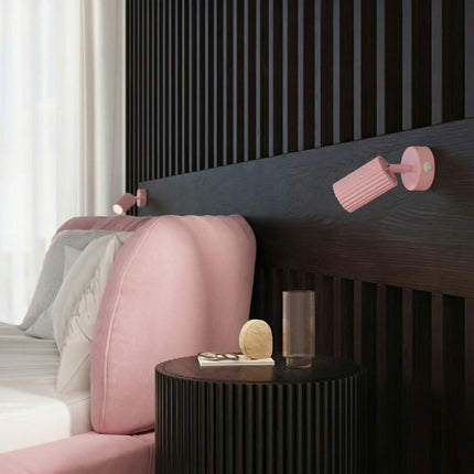 Applique Murale Orientable Oslo en Aluminium Cannelé Rose Poudré, mise en situation 2