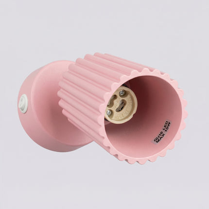 Applique Murale Orientable Oslo en Aluminium Cannelé Rose Poudré, packshot de trois quarts