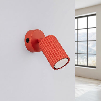 Applique Murale Orientable Oslo en Aluminium Cannelé Rouge Vif, vue en situation