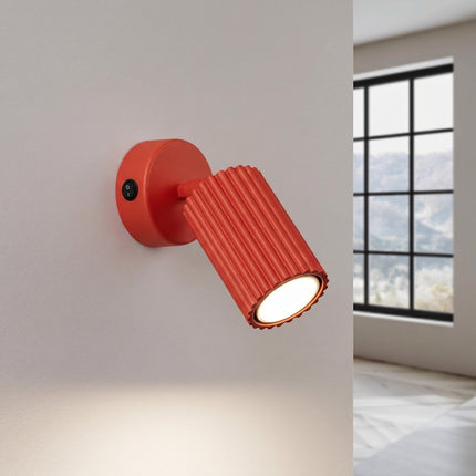 Applique Murale Orientable Oslo en Aluminium Cannelé Rouge Vif, lumière allumée