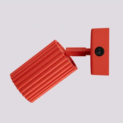 Applique Murale Orientable Oslo en Aluminium Cannelé Rouge Vif, vue de détail