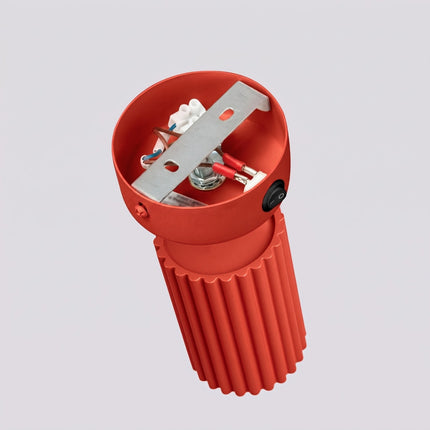 Applique Murale Orientable Oslo en Aluminium Cannelé Rouge Vif, packshot de trois quarts