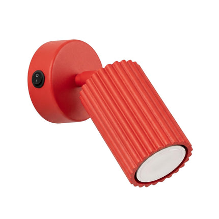 Applique Murale Orientable Oslo en Aluminium Cannelé Rouge Vif, packshot sur fond blanc