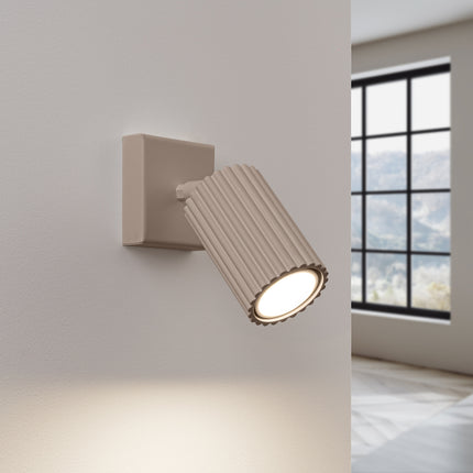 Applique Murale Orientable Oslo en Aluminium Cannelé Taupe, lumière allumée