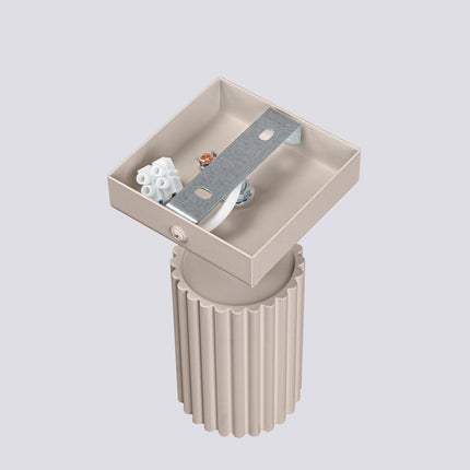 Applique Murale Orientable Oslo en Aluminium Cannelé Taupe, vue sur fond coloré