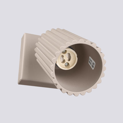 Applique Murale Orientable Oslo en Aluminium Cannelé Taupe, packshot de trois quarts