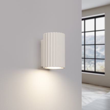 Applique murale Oslo 10 beige allumée, lumière chaude dirigée vers le bas du mur