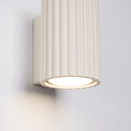 Gros plan sur la diffusion lumineuse de l'applique murale Oslo 10 beige