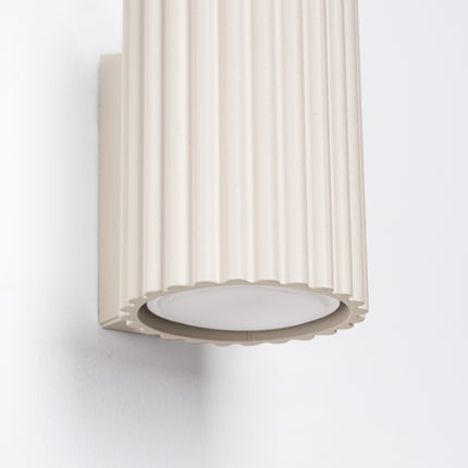 Détail des cannelures verticales de l'applique murale Oslo 10 beige