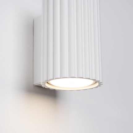 Gros plan sur la diffusion lumineuse de l'applique murale Oslo 10 blanc
