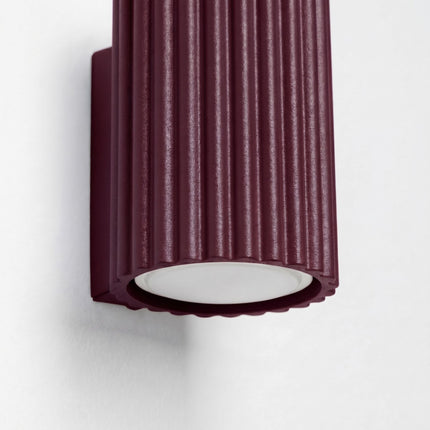Applique murale Oslo 10 cm bordeaux sur fond coloré, vue de trois quarts