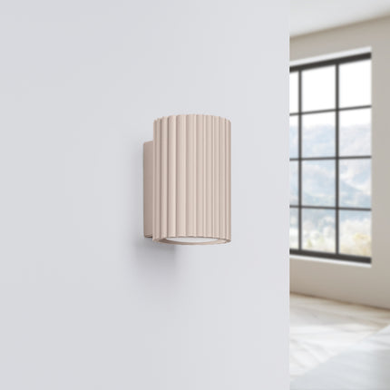 Applique Murale Oslo 10 cm en Aluminium Cannelé Taupe, vue en situation