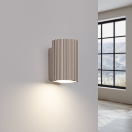 Applique Murale Oslo 10 cm en Aluminium Cannelé Taupe, lumière allumée