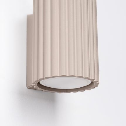 Applique Murale Oslo 10 cm en Aluminium Cannelé Taupe, vue sur fond coloré