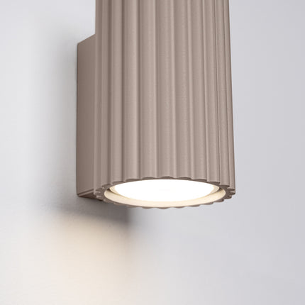 Applique Murale Oslo 10 cm en Aluminium Cannelé Taupe, packshot de trois quarts