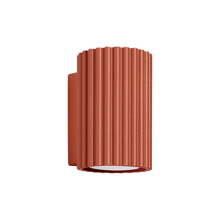 Applique murale Oslo 10 rouge ocre en aluminium cannelé, vue produit sur fond blanc