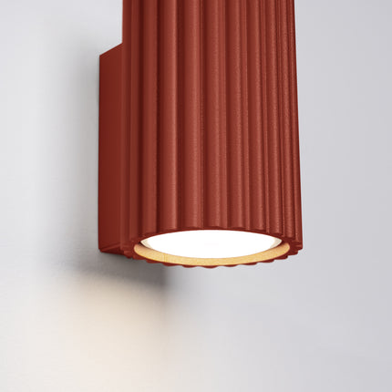 Gros plan sur la diffusion lumineuse de l'applique murale Oslo 10 rouge ocre